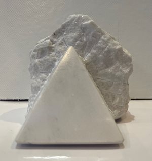 PYRAMIDE SORTANT DE LA MATIERE EN MARBRE BLANC