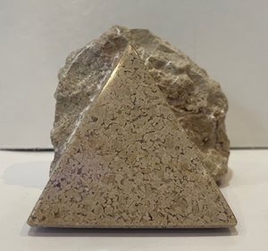 PYRAMIDE SORTANT DE LA MATIERE EN CALCAIRE BEIGE