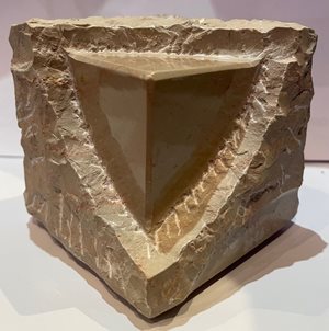 CUBE SORTANT DE LA MATIERE EN CALCAIRE BEIGE