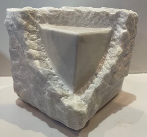 CUBE SORTANT DE LA MATIERE EN MARBRE BLANC