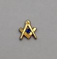 PIN'S EQUERRE / COMPAS PIERRE BLEUE